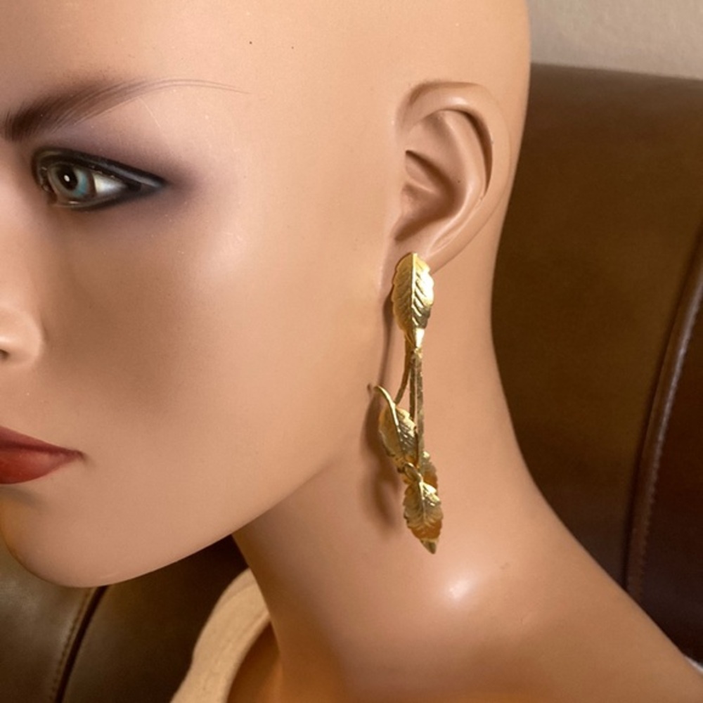 NWOT cluster leaf gold tone drop earrings